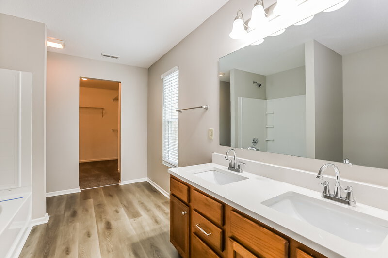 2,120/Mo, 8158 Retreat Ln Indianapolis, IN 46259 Main Bathroom View