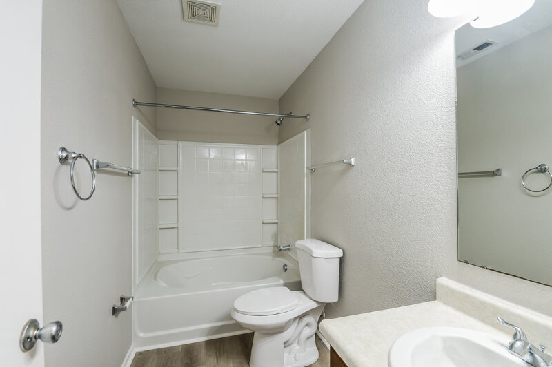 1,620/Mo, 328 Long Bow St Sheridan, IN 46069 Main Bathroom View