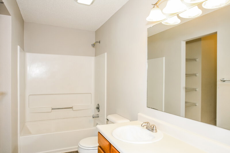 1,840/Mo, 10822 Gathering Dr Indianapolis, IN 46259 Main Bathroom View