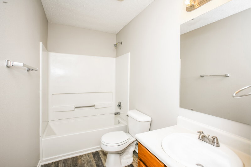 1,840/Mo, 10822 Gathering Dr Indianapolis, IN 46259 Bathroom View