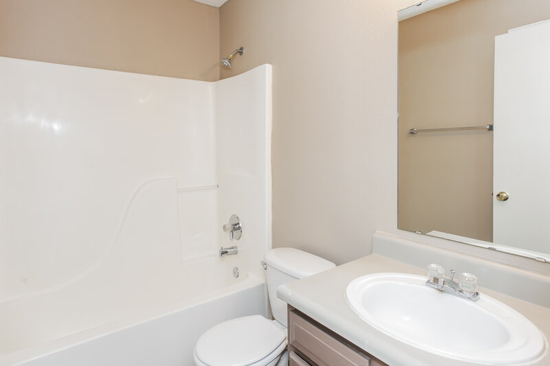 1,545/Mo, 7621 Blue Willow Dr Indianapolis, IN 46239 Bathroom View