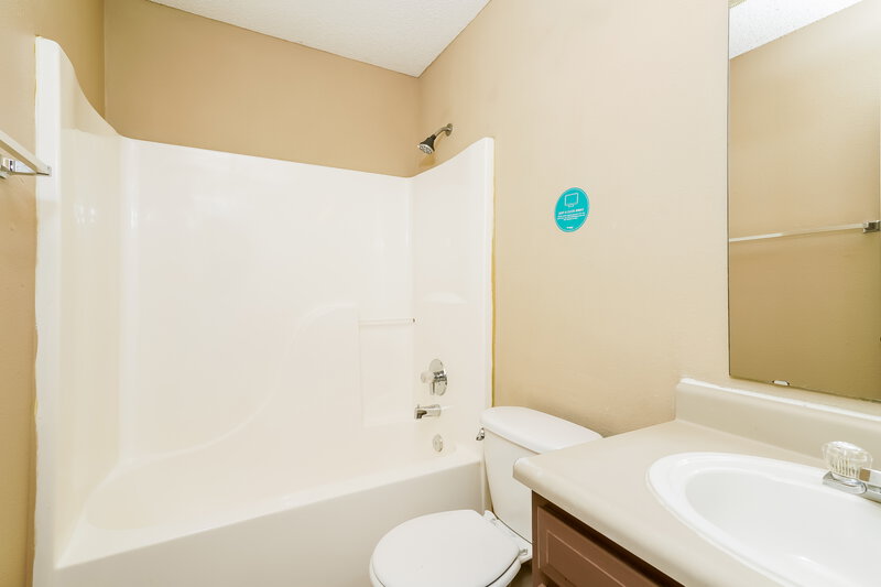 1,430/Mo, 7621 Blue Willow Dr Indianapolis, IN 46239 Bathroom View