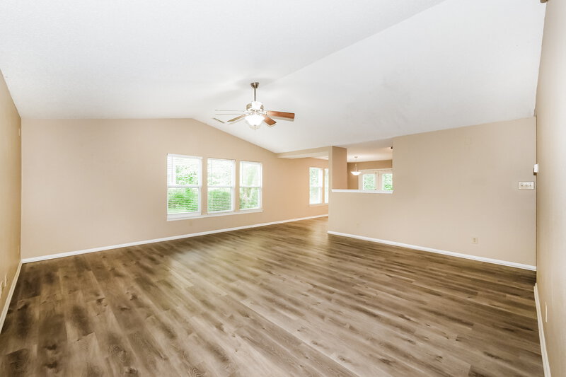1,790/Mo, 511 Van Buren St Greenfield, IN 46140 Living Room View