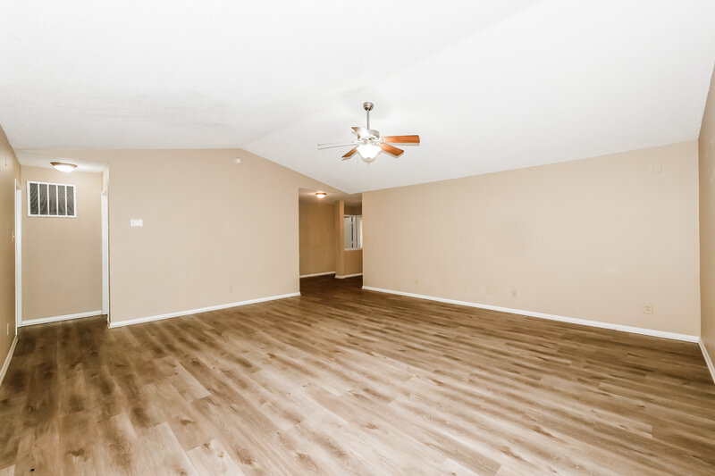 1,790/Mo, 511 Van Buren St Greenfield, IN 46140 Living Room View 3