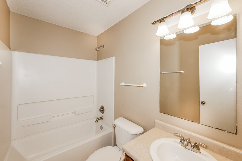 1,790/Mo, 511 Van Buren St Greenfield, IN 46140 Bathroom View