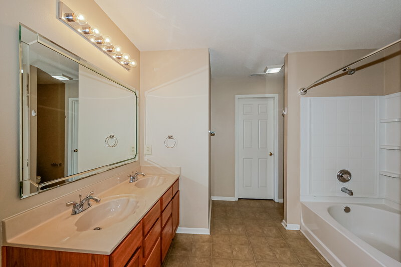 2,000/Mo, 2950 Hearthside Dr Greenwood, IN 46142 Main Bathroom View
