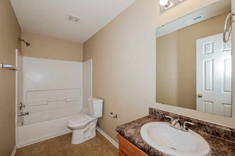 2,000/Mo, 2950 Hearthside Dr Greenwood, IN 46142 Bathroom View