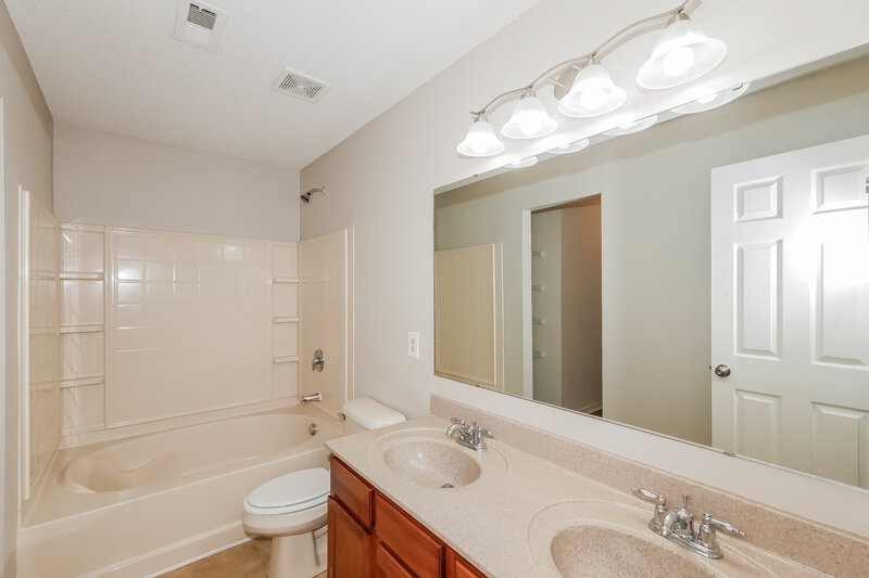 1,960/Mo, 15241 Clear St Noblesville, IN 46060 Main Bathroom View