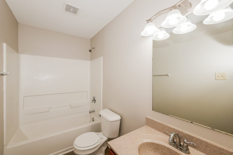 1,960/Mo, 15241 Clear St Noblesville, IN 46060 Bathroom View