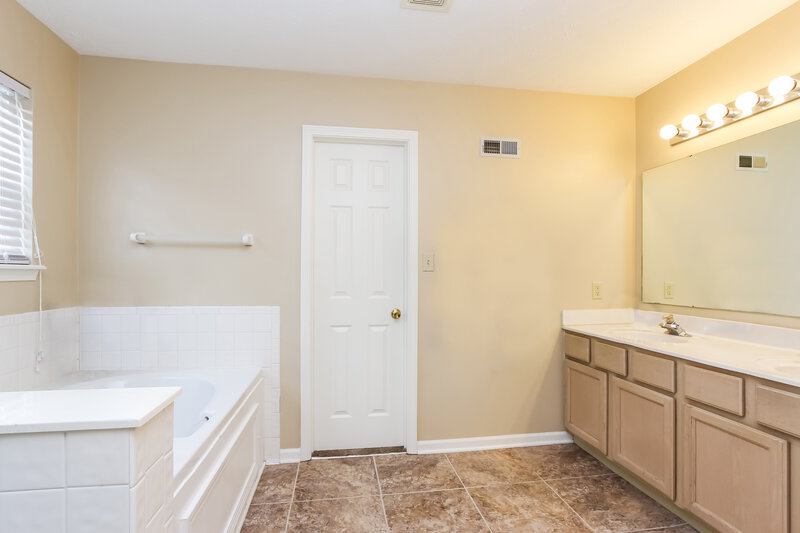 2,830/Mo, 12717 Tealwood Dr Indianapolis, IN 46236 photomasterbathroom View