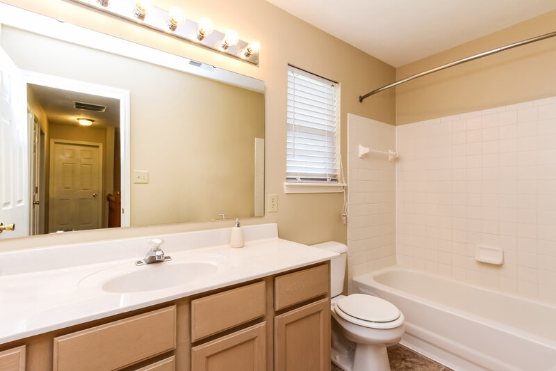 2,830/Mo, 12717 Tealwood Dr Indianapolis, IN 46236 photobathroom View