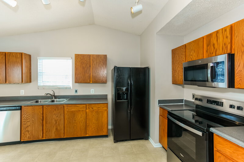 1,825/Mo, 2989 Hearthside Dr Greenwood, IN 46143 Kitchen View 2