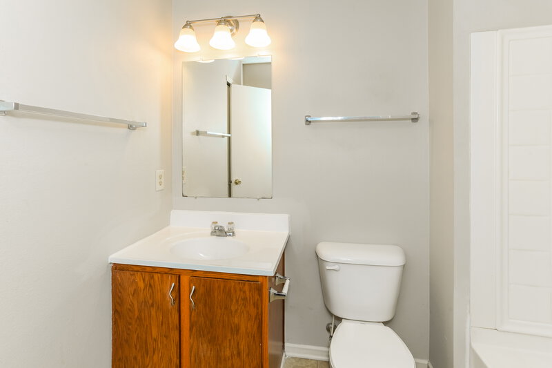 1,825/Mo, 2989 Hearthside Dr Greenwood, IN 46143 Main Bathroom View