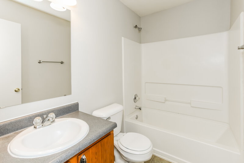 1,825/Mo, 2989 Hearthside Dr Greenwood, IN 46143 Bathroom View