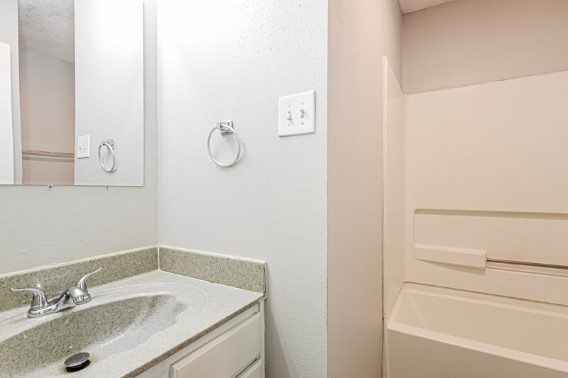 1,575/Mo, 13277 N Etna Green Dr Camby, IN 46113 Main Bathroom View