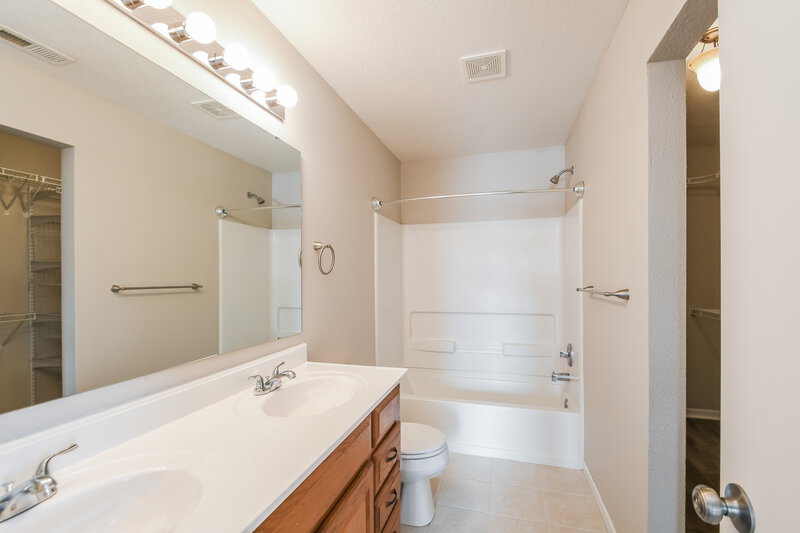 1,740/Mo, 321 Long Bow St Sheridan, IN 46069 Main Bathroom View