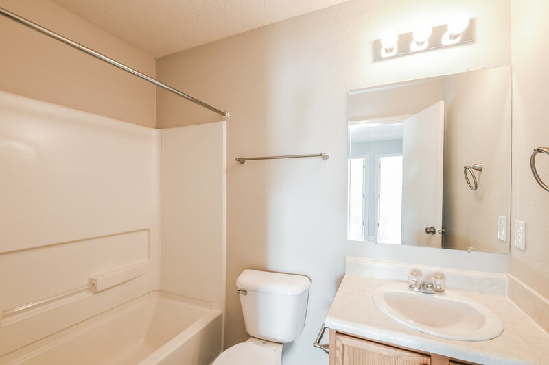 1,740/Mo, 321 Long Bow St Sheridan, IN 46069 Bathroom View
