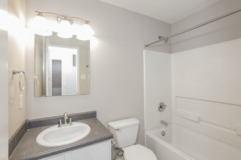 1,750/Mo, 7905 States Bend Dr Indianapolis, IN 46239 Main Bathroom View