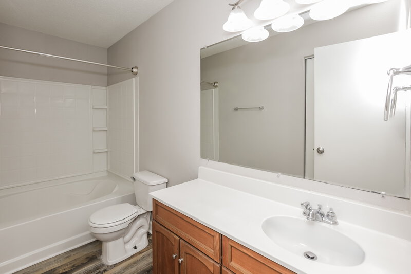 1,750/Mo, 7905 States Bend Dr Indianapolis, IN 46239 Bathroom View