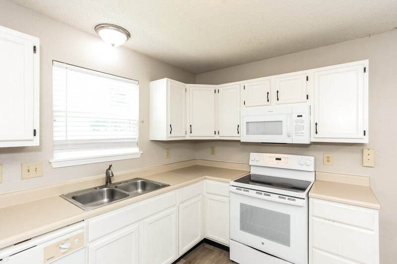 2,025/Mo, 8130 Amble Way Indianapolis, IN 46237 Kitchen View 2