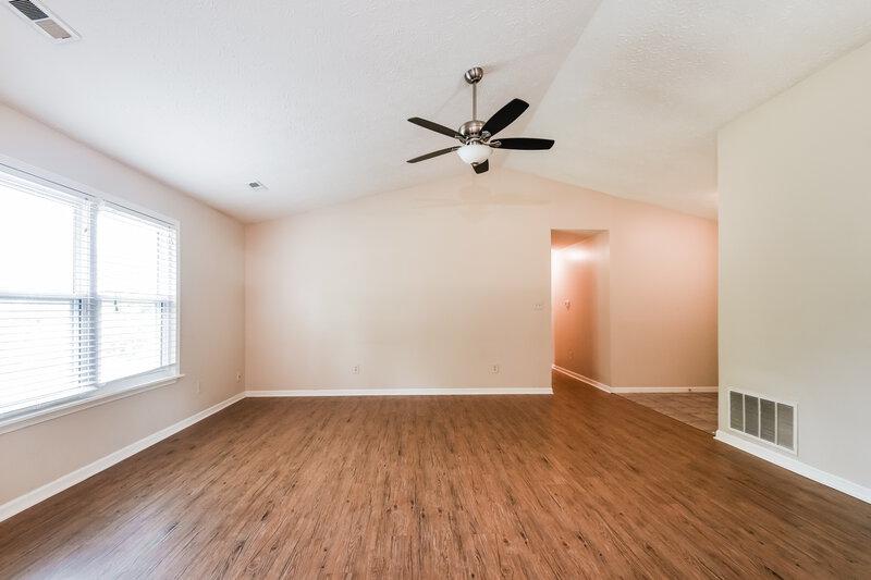 2,680/Mo, 5508 Pine Hill Dr Noblesville, IN 46062 Living Room View 2
