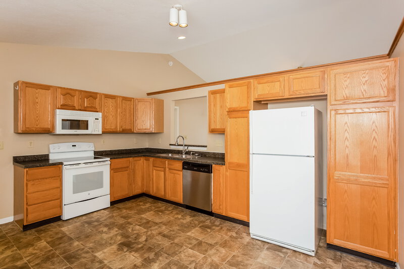 2,540/Mo, 520 Blue Spring Dr Indianapolis, IN 46239 Kitchen View