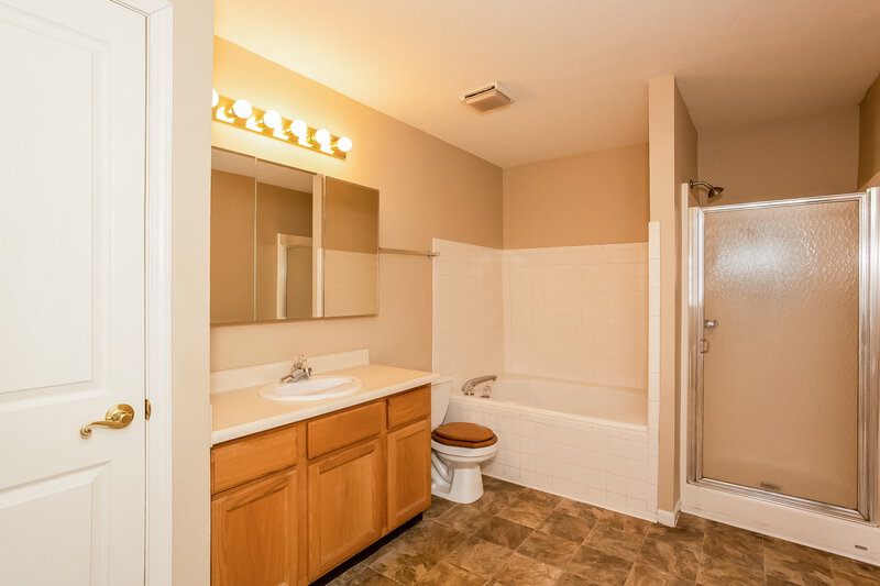 2,540/Mo, 520 Blue Spring Dr Indianapolis, IN 46239 Main Bathroom View