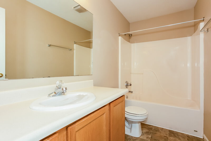 2,540/Mo, 520 Blue Spring Dr Indianapolis, IN 46239 Bathroom View