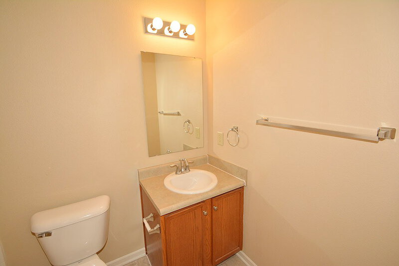 1,450/Mo, 927 Brookshire Dr Franklin, IN 46131 Bathroom View 2