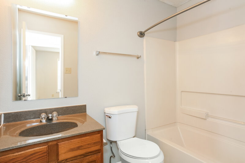 1,800/Mo, 12179 Maize Dr Noblesville, IN 46060 Main Bathroom View