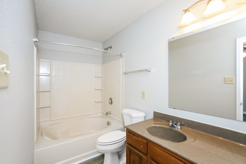 1,800/Mo, 12179 Maize Dr Noblesville, IN 46060 Bathroom View