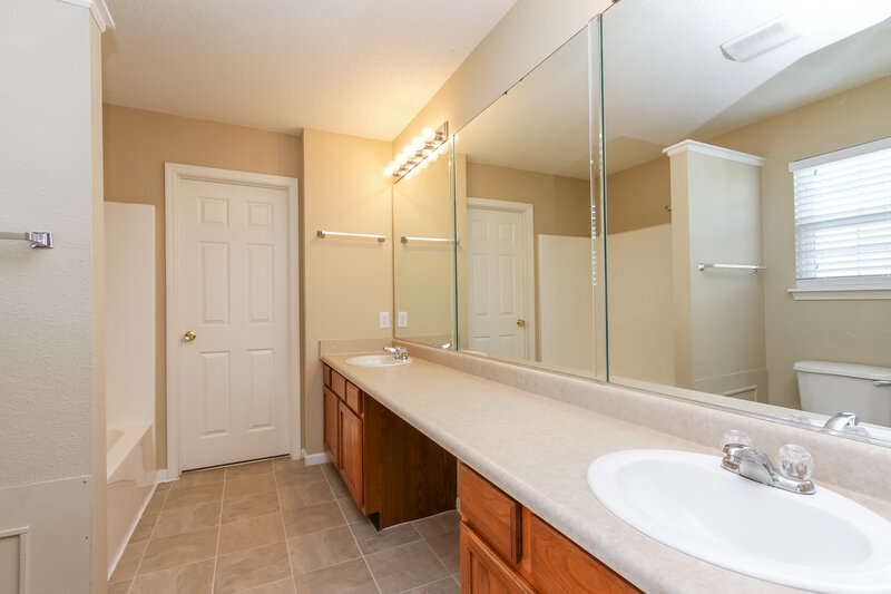 1,930/Mo, 15534 Dusty Trl Noblesville, IN 46060 Master Bathroom View 2
