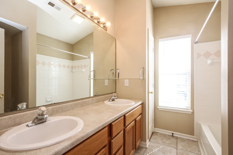 1,580/Mo, 8528 Pioneer Trl Fishers, IN 46038 Master Bathroom View