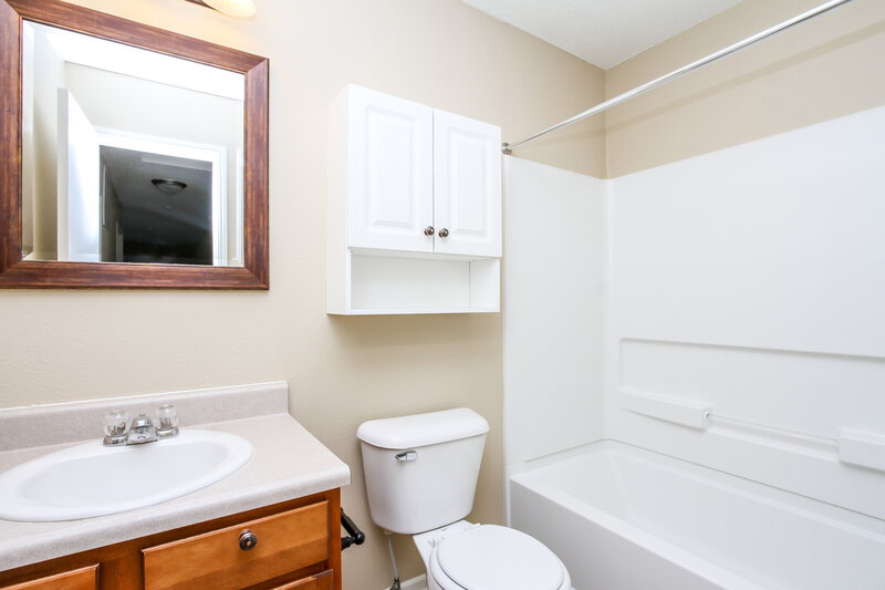 1,620/Mo, 10926 Gathering Dr Indianapolis, IN 46259 Bathroom View