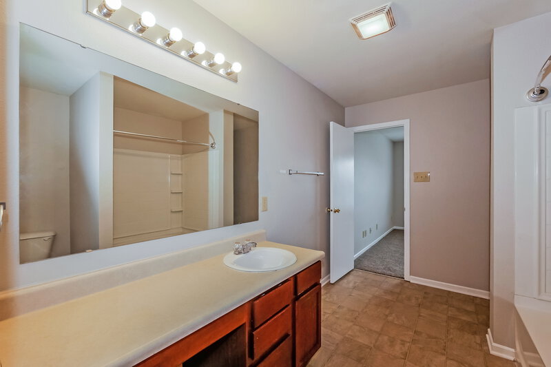 1,645/Mo, 10646 Pavilion Dr Indianapolis, IN 46259 Main Bathroom View