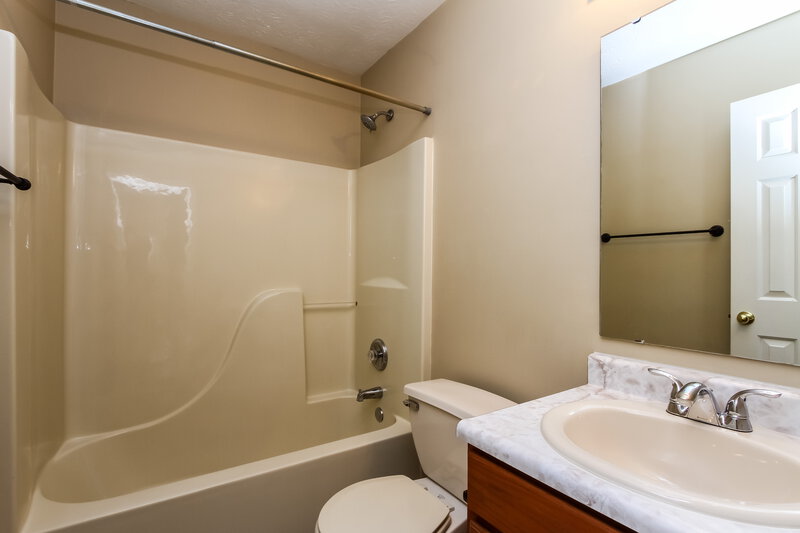 1,300/Mo, 6303 Bryce Canyon Dr Indianapolis, IN 46237 Bathroom View