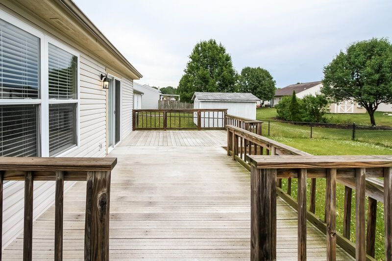 1,300/Mo, 6303 Bryce Canyon Dr Indianapolis, IN 46237 Deck View