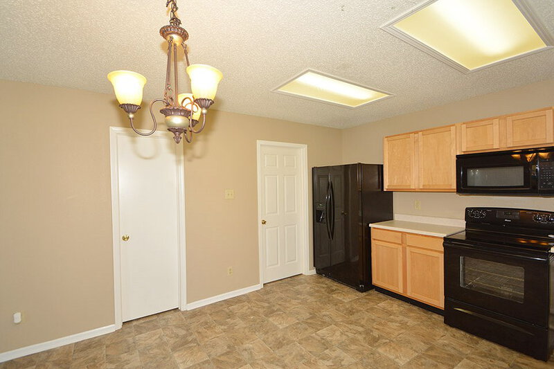 2,370/Mo, 6792 W Raleigh Dr McCordsville, IN 46055 Kitchen View 2