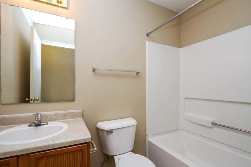 1,785/Mo, 5746 N Plymouth Ct McCordsville, IN 46055 Bathroom View 2