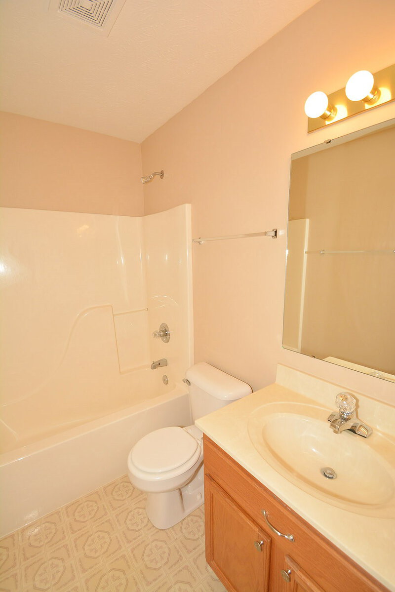 1,660/Mo, 10211 Carmine Dr Noblesville, IN 46060 Bathroom View 3