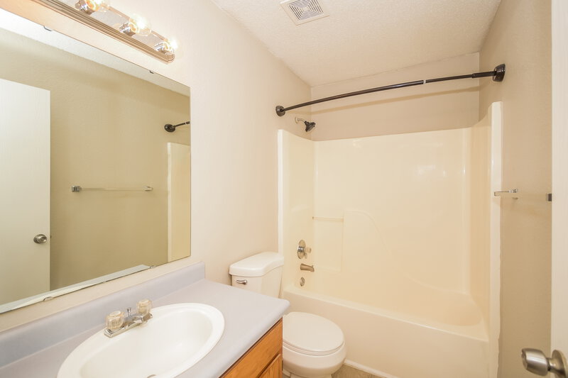 1,790/Mo, 2822 Woodfield Blvd Franklin, IN 46131 Main Bathroom View