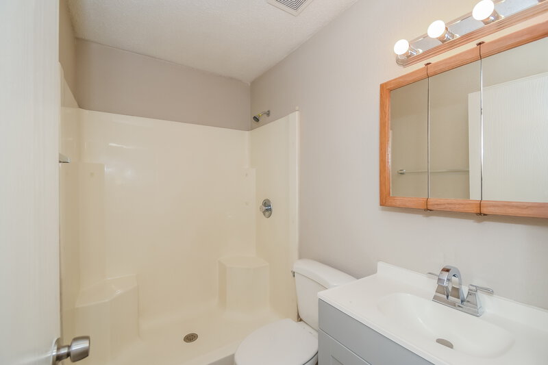 1,790/Mo, 2822 Woodfield Blvd Franklin, IN 46131 Bathroom View