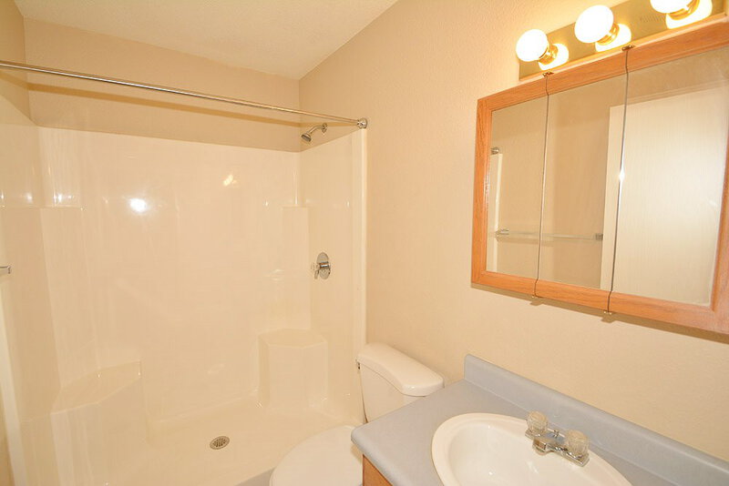 1,260/Mo, 2822 Woodfield Blvd Franklin, IN 46131 Bathroom View