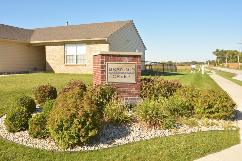 1,260/Mo, 2822 Woodfield Blvd Franklin, IN 46131 Community Entrance View