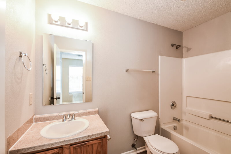 1,950/Mo, 12867 Old Glory Dr Fishers, IN 46037 Main Bathroom View