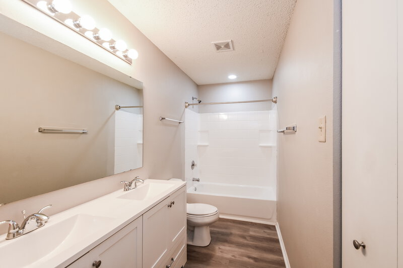 1,950/Mo, 12867 Old Glory Dr Fishers, IN 46037 Bathroom View