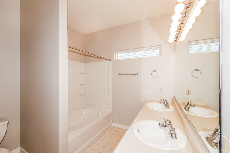 1,595/Mo, 8331 Chesterhill Ln Indianapolis, IN 46239 Main Bathroom View
