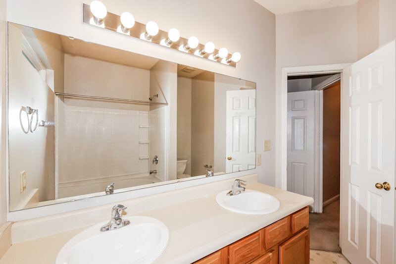 1,595/Mo, 8331 Chesterhill Ln Indianapolis, IN 46239 Bathroom View