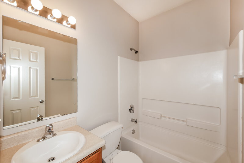 1,595/Mo, 8331 Chesterhill Ln Indianapolis, IN 46239 Bathroom View 2