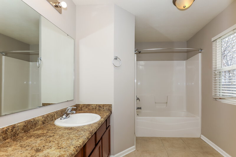 1,850/Mo, 2409 Woodfield Blvd Franklin, IN 46131 Main Bathroom View